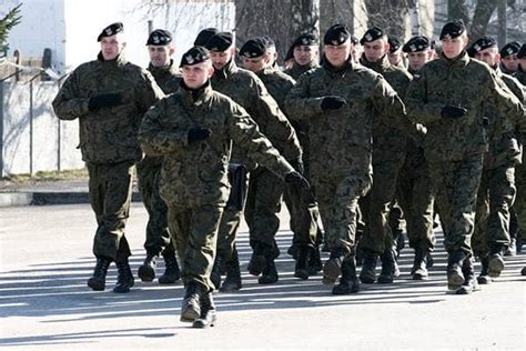 Czołgi i wozy bojowe na poligonie w Orzyszu