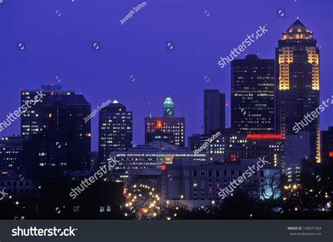 Des Moines Skyline Night Iowa Usa Stock Photo 143071324 | Shutterstock