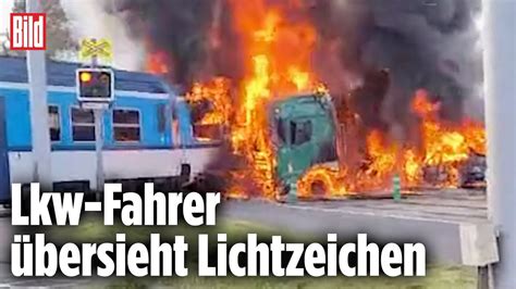 Zug Rast In Lkw Horror Inferno Bei Unfall Am Bahn Bergang Youtube