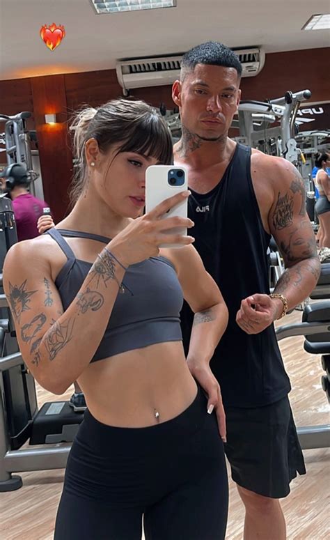 Namorados Filipe Ret e Agatha Sá mostram tattoos e corpos sarados na