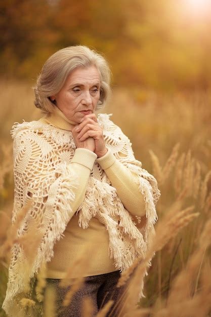 Retrato De Una Anciana Triste En El Parque De Oto O Foto Premium