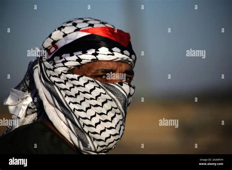 Keffiyeh Scarf Protester Hi Res Stock Photography And Images Alamy