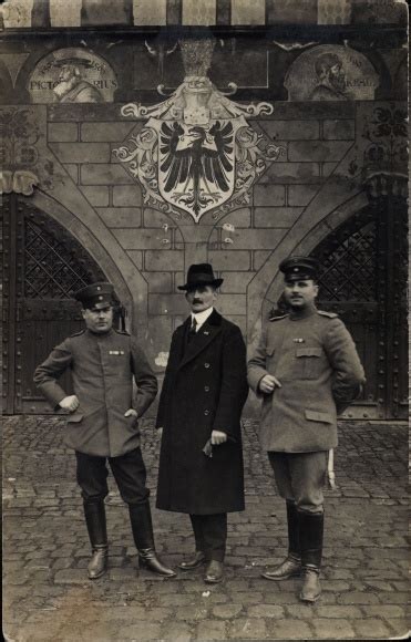 Foto Ansichtskarte Postkarte Soldaten In Uniform Mann In Langem