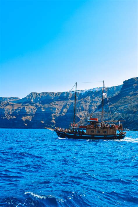 BEST Santorini Boat Tours - Top Tips & Reviews for 2022!