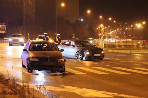 Zderzenie Bmw Z Audi Na Rondzie Przy Makro Kieruj Ca Pope Ni A Sta Y