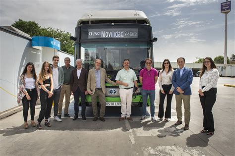 Autobus z wodorowym napędem Toyoty wozi pasażerów w Madrycie