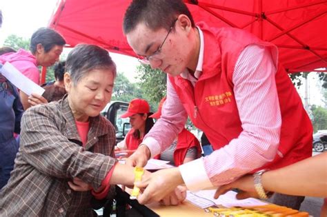 走訪社區困難戶 關愛老人黃手環——焦作學雷鋒志願者協會深入鴻源社區開展公益活動 壹讀