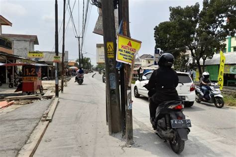 Waduh Sejumlah Tiang Listrik Ini Berdiri Di Tengah Jalan Cikarang