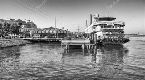 Natchez riverboat ready for cruise – Stock Editorial Photo © jovannig ...