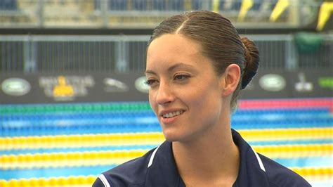 Video Invictus Games Swimmer Gives Gold Medal Back to Prince Harry ...