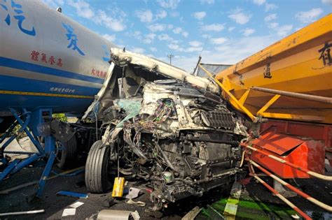 快訊》國1重大車禍「2車衝撞」全線封閉！化學物體車車頭全毀駕駛受困中 風傳媒