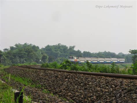 Kereta Api Indonesia Rangkaian Ka Sarangan Ekspress Melintas Di Desa