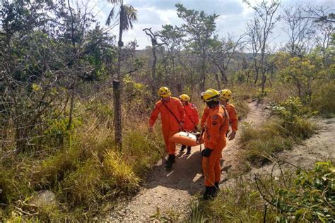 Bombeiros resgatam idosa que caiu em trilha de cachoeira no DF Metrópoles