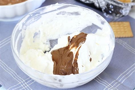 Tronchetto Gelato Al Cioccolato Decorato Con Cannucce Fatto In Casa