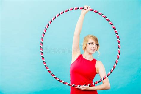 Mujer Apta Con El Aro Del Hula Que Hace Ejercicio Foto De Archivo