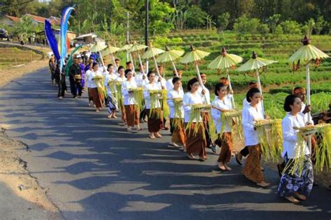 Upacara Adat Seren Taun Cigugur Kuningan Budaya Jenis Indonesia