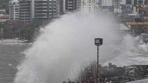 Cyclone Biparjoy ঘূর্ণিঝড় বিপর্যয় এর ল্যান্ডফল প্রক্রিয়া শুরু তাণ্ডবের ছবি দেখুন