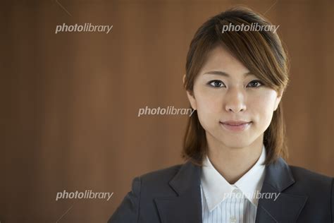 真剣な表情をするビジネスウーマン 写真素材 5722030 フォトライブラリー Photolibrary