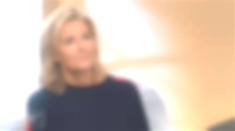 Le pull col rond noir à bandes rouge de Claire Chazal dans Le passage