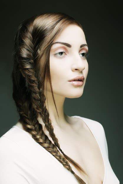 Retrato De Joven Y Bella Mujer Rubia Con Trenzas Creativas Ha Foto