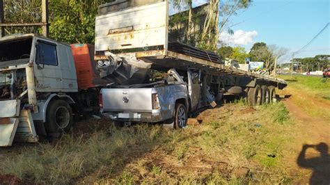 Acidente Entre Carreta Bitrem E Caminhonete Deixa Motorista Gravemente Ferido No Paraná Veja Vídeo