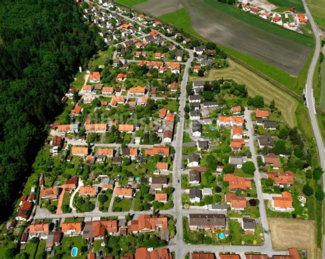 Luftaufnahme Neue Heimat Dorf Ansicht Am Rande Waldgebieten In Neue