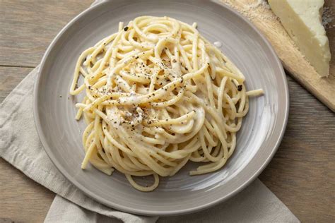 Spaghetti Cacio E Pepe Pecorino And Black Pepper Spaghetti Italian