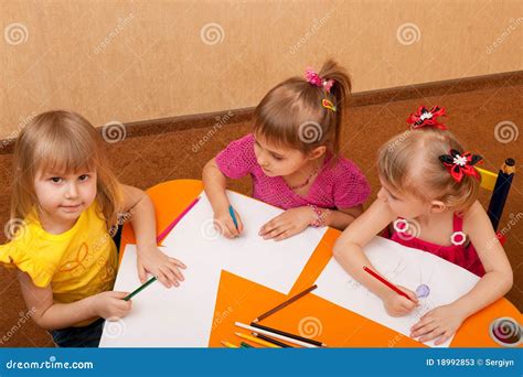 Desenho De 4 Meninas - 5