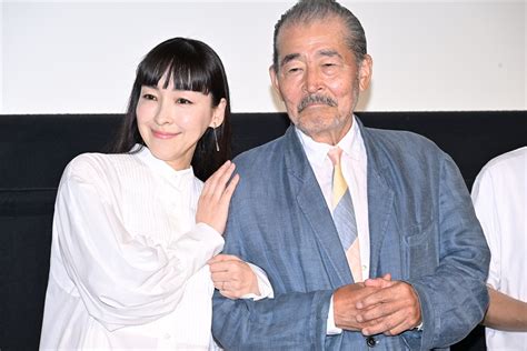 藤竜也、82歳を目前にした舞台挨拶は「贅沢の極み」 娘役の麻生久美子らが祝福 映画 ニュース ｜クランクイン！