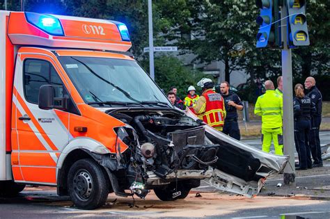 Duisburg Unfall Mit Rettungswagen In Rheinhausen Bergheim