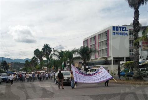 Bloquean Maestros Jubilados Y Pensionados Del Snte La Entrada Principal