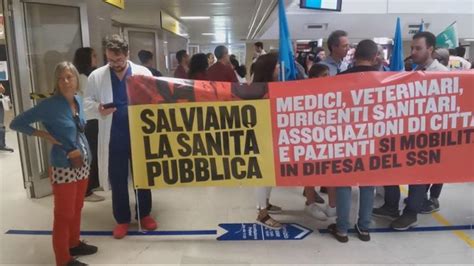 Salviamo la sanità pubblica il flashmob degli operatori sanitari