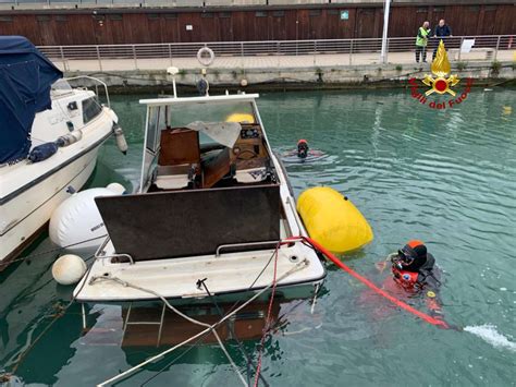 Genova Imbarcazione Affonda Nel Porto Di Pra Recuperata Dai