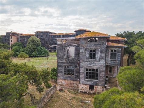 Abrigos Gregos Na Ilha De Buyukada Adalar Istambul Foto De Stock