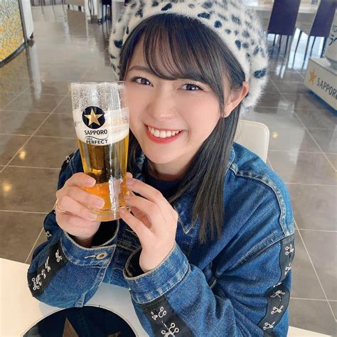 山内鈴蘭さんのインスタグラム写真 山内鈴蘭instagram 「最近、お酒飲むお仕事多かった🍺 ️はぁ。ビール大好きだぁ。。🤤 美味しいと引き換えに、腰のお肉ももれなく付いてきます🙂←