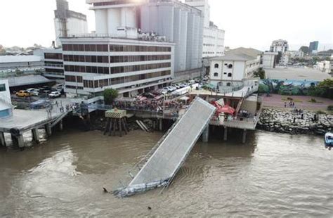 Barco Tumb Tramo Del Puente De Guayaquil Hacia La Isla Santay