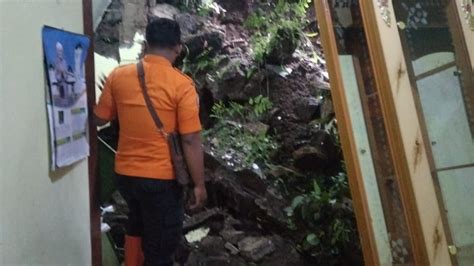 Tpt Di Bogor Longsor Rusak Rumah Warga Okezone Megapolitan