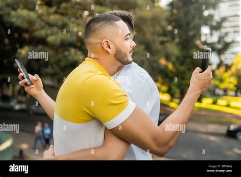 Portrait D Un Jeune Couple Gay Qui S Embrasse En Utilisant Son Smartphone Couple Probl Me Et