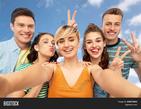 Five Friends Take The Same Group Photo For 30 Years 60 Off