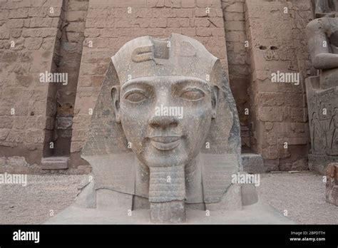 Gran estatua de cabeza de Ramsés II faraón en el antiguo templo egipcio