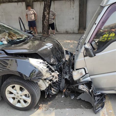 影／高雄女駕駛心臟不適撞車 廂型車「疊羅漢」騎上轎車壓扁車頂 社會萬象 社會 聯合新聞網