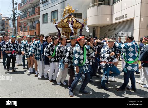 Mikoshi Ueno Happi Shinto Fotos Und Bildmaterial In Hoher Aufl Sung