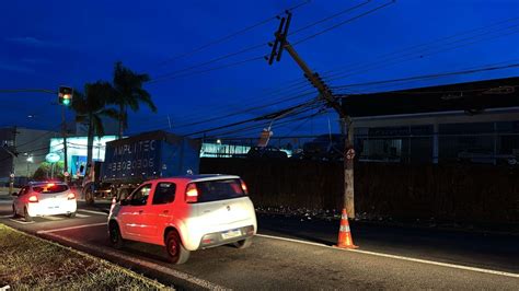 Caminh O Atinge Poste E Trecho De Avenida Fica Sem Energia Em