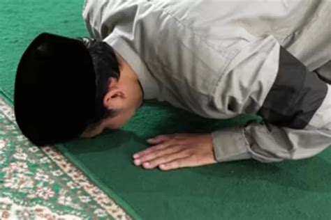 Mana Yang Didahulukan Saat Hendak Sujud Lutut Atau Tangan Dulu