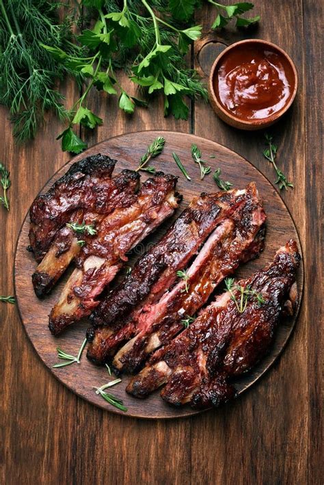 Costillas De Cerdo Cortadas Crudas De La Barbacoa Foco En La Carne