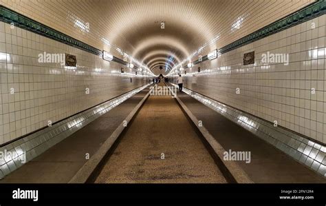 Der St Pauli Elbtunnel Ist Ein Fu G Nger Und Fahrzeugtunnel