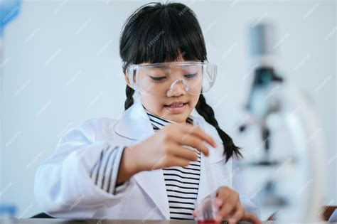 Meninas Fazendo Experimentos Científicos No Laboratório Foco Seletivo