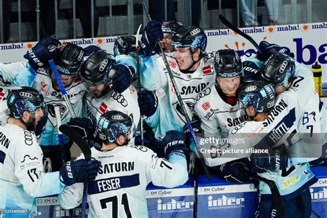 10 April 2023, Baden-Württemberg, Mannheim: Ice hockey: DEL, Adler ...