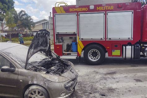 Carro pega fogo e tem toda parte da frente destruída