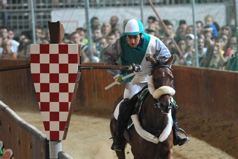 Giostra Dell Orso La Competizione In Piazza Duomo Foto